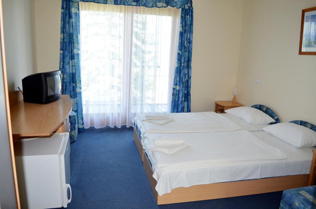 Hotel Holiday Siofok Ngoại thất bức ảnh