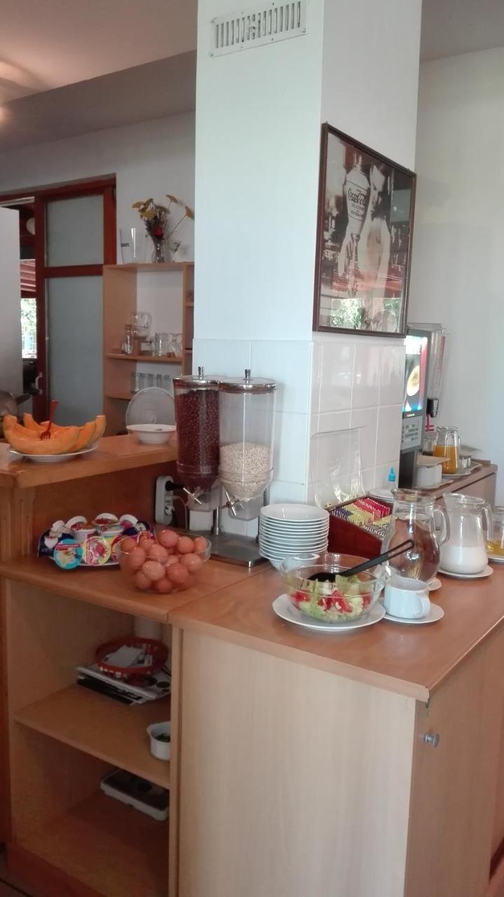Hotel Holiday Siofok Ngoại thất bức ảnh